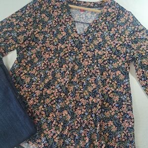VINCE CAMUTO Navy Mini Floral print long sleeve Flowing and Stretchy LARGE